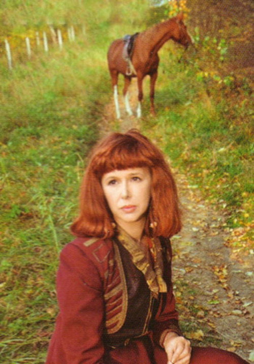 Цветущий холм среди пустого поля