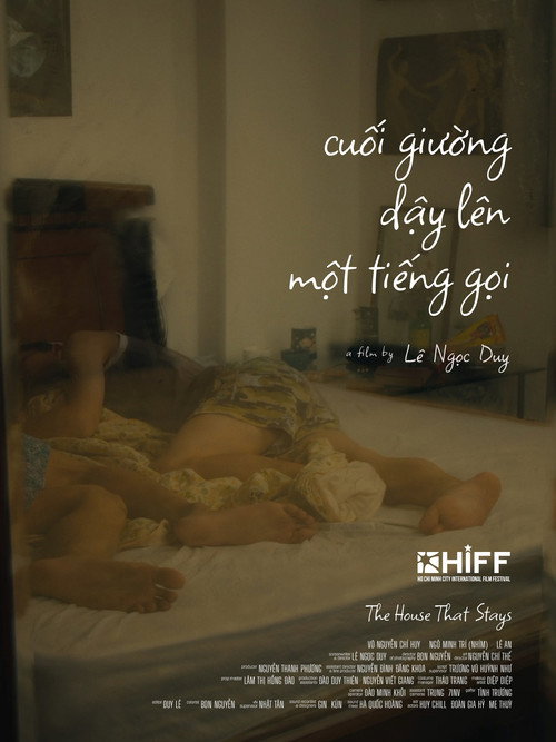 Cuối giường dậy lên một tiếng gọi