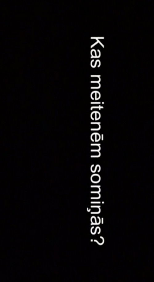 Kas meitenēm somiņās?